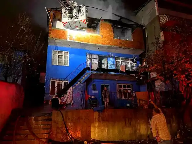 Kocaeli İzmit'te Bina Yangını Sönümlendirildi