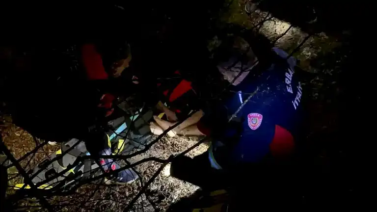 Tokat'ta Uçurumdan Düşen Araçtaki 2 Kişi Kurtuldu